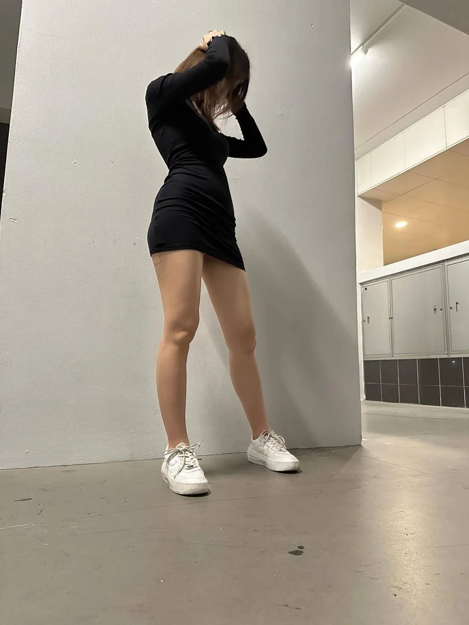 xmm sg singapore loves to tease in public at the lift lobby image 37