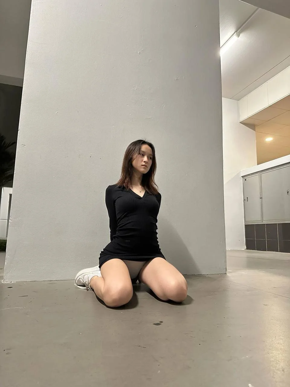xmm sg singapore loves to tease in public at the lift lobby image 38