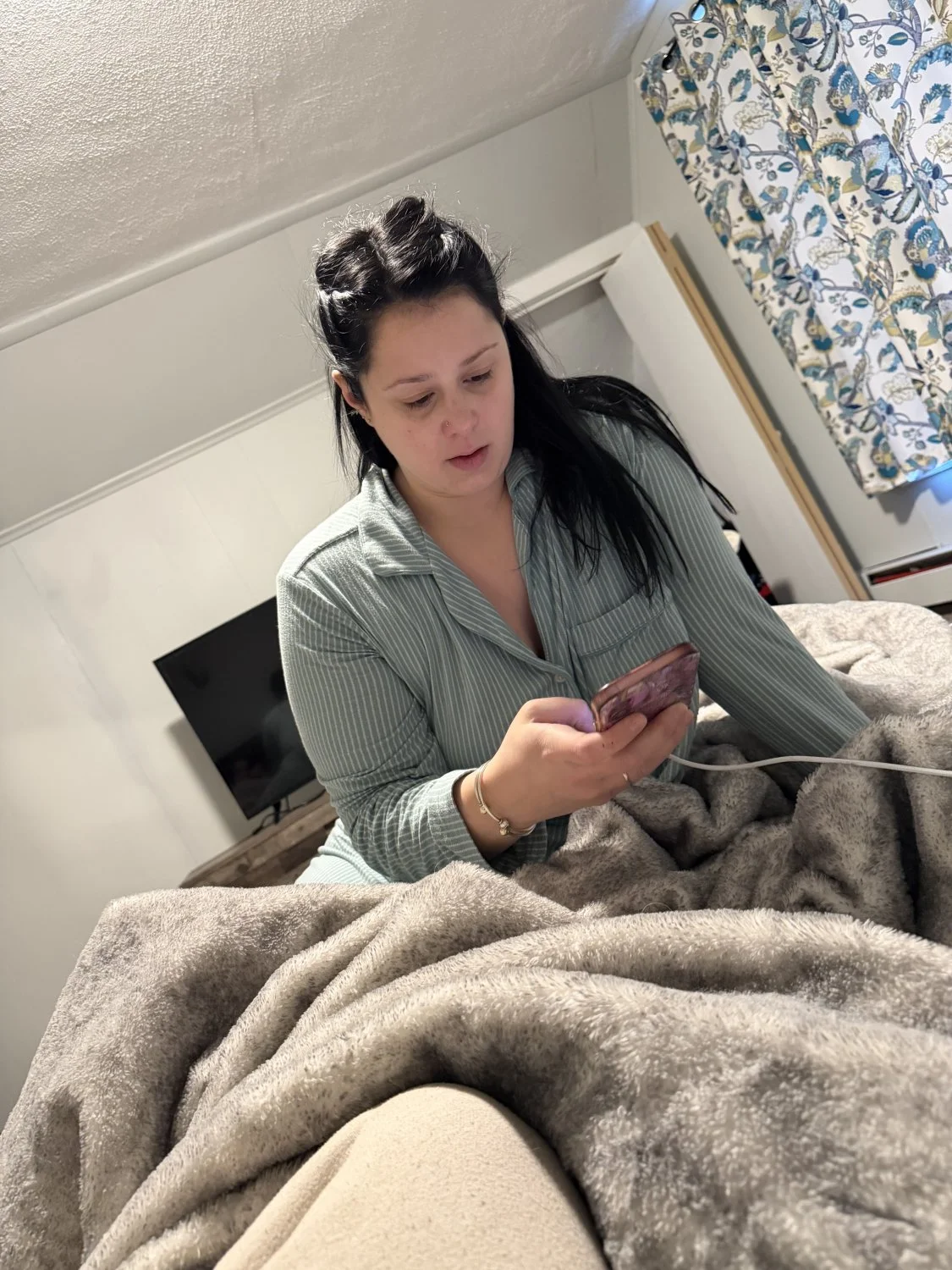 Chubby wife like and repost for more hit my snap. image 1