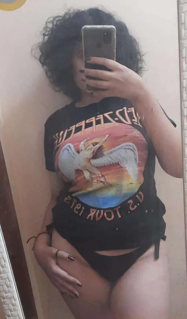 Vazou a prima gótica safada image 3