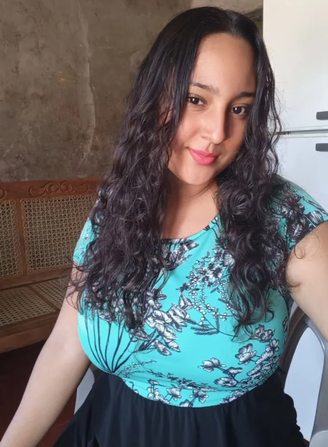 Hasta sin escote se le ven ricas las tetas a esta putita😋🥵😏😏🤤 image 2