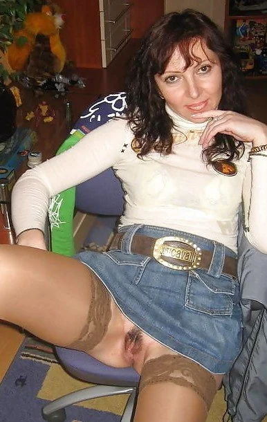 Amateur Milfs spread legs 2 image 7