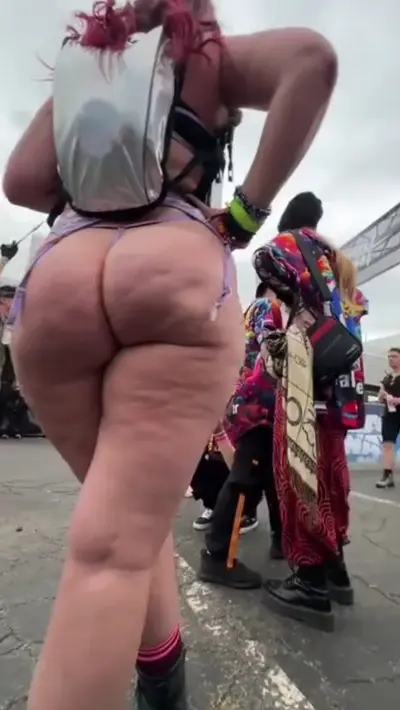 Flagra rabuda gostosa em público cover image