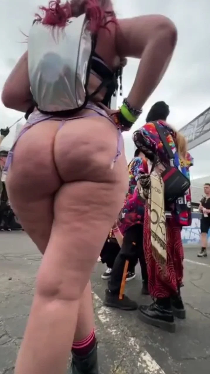Flagra rabuda gostosa em público main image