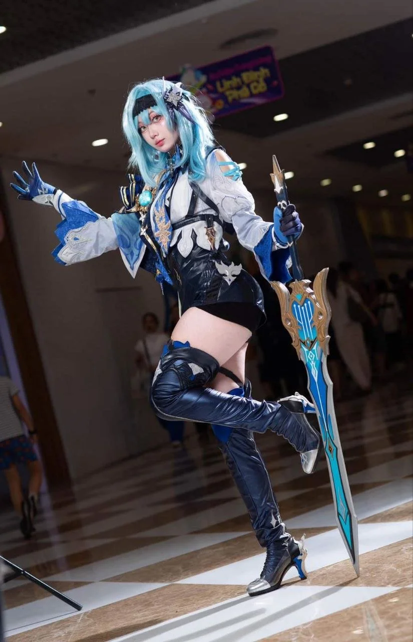 sexy naive cosplayer friend image 3
