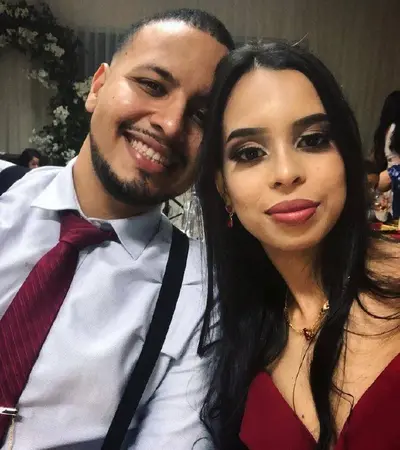 Casal vazou namorada morena safada dando a buceta cover image