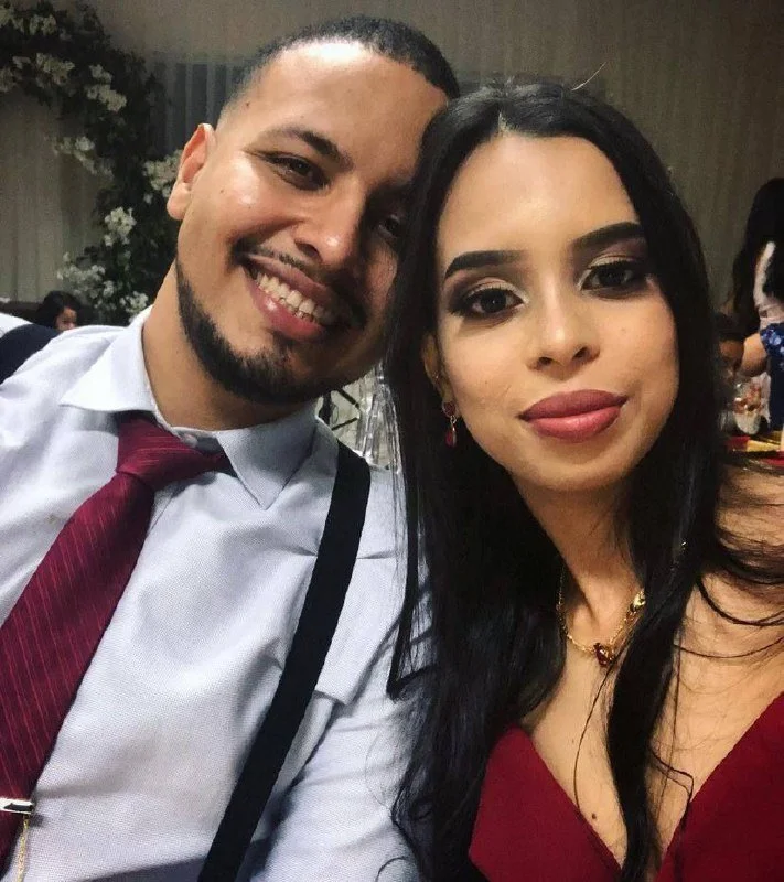 Casal vazou namorada morena safada dando a buceta main image