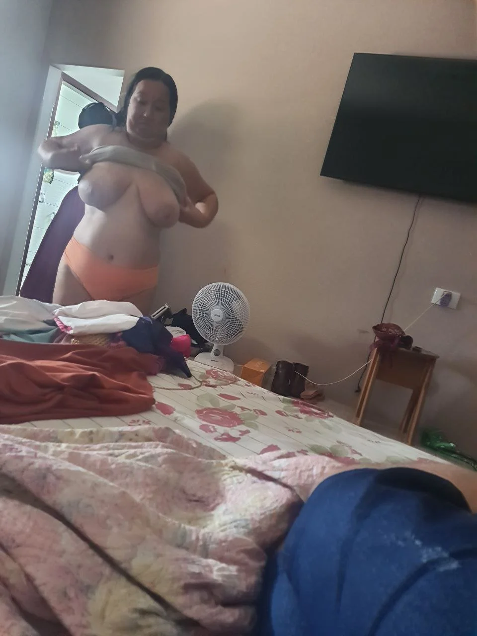 Marido corno safado mostrando a esposa peituda gostosona image 8