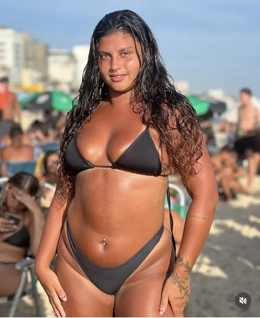 Novinha gordinha gostosa de biquíni image 17