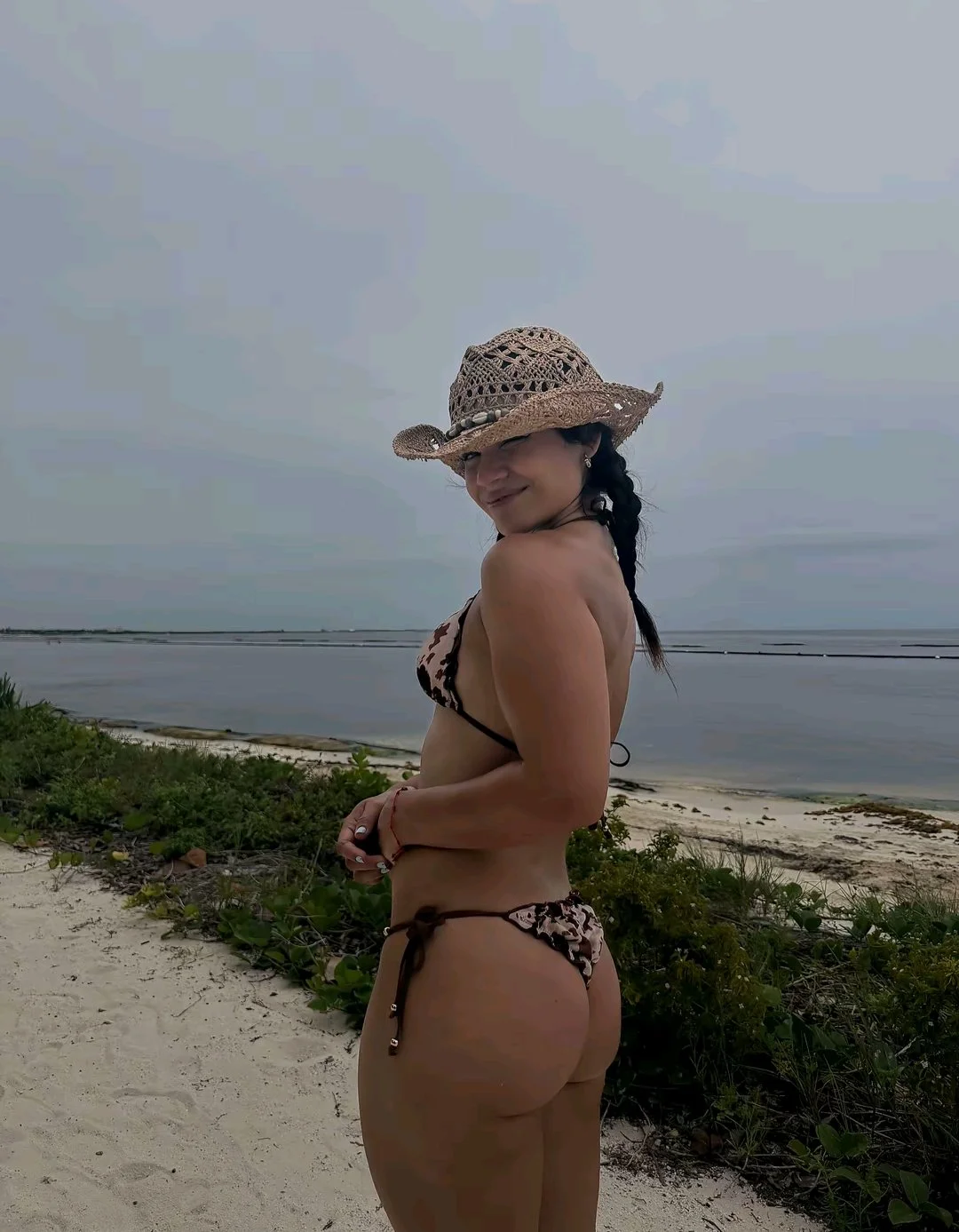 Alana Flores image 1