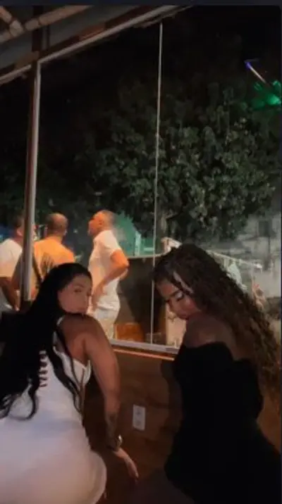 Gostosas rebolando deixando o vestido subir - Live Instagram cover image