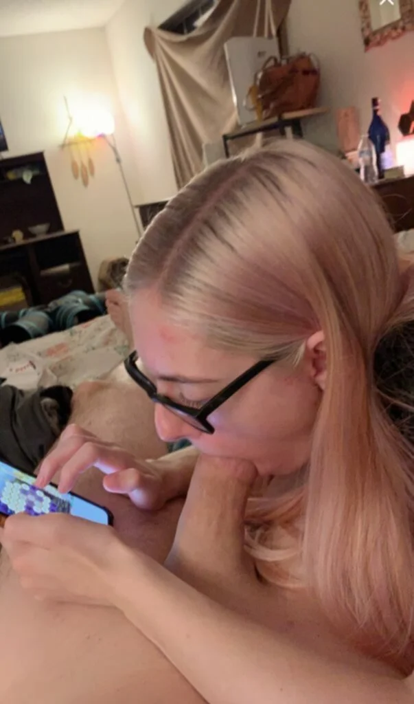 Sluts on their phones (MISC) image 14
