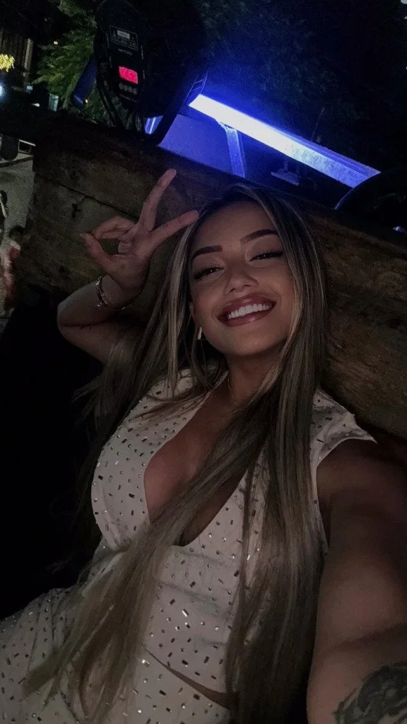 Loirinha morena novinha dando de quatro tomou leitada karly famosinha brasileira image 1