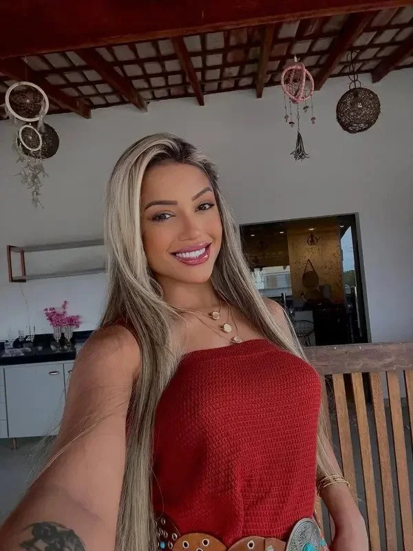 Loirinha morena novinha dando de quatro tomou leitada karly famosinha brasileira image 3
