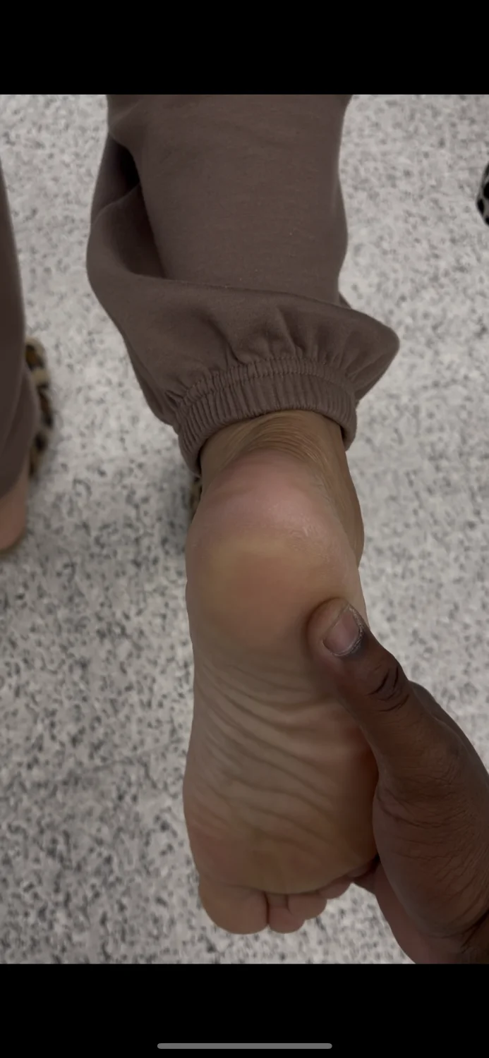 Beautiful Ebony woman Size 8 beautiful feet. She dint mind posing for me at all💯 image 6