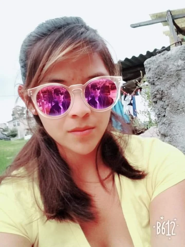 Prima tetona me modela en tanga image 3
