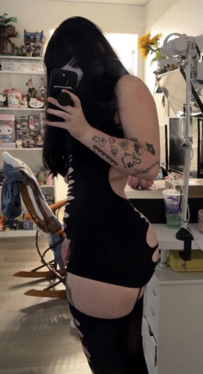 Curvy Goth image 11