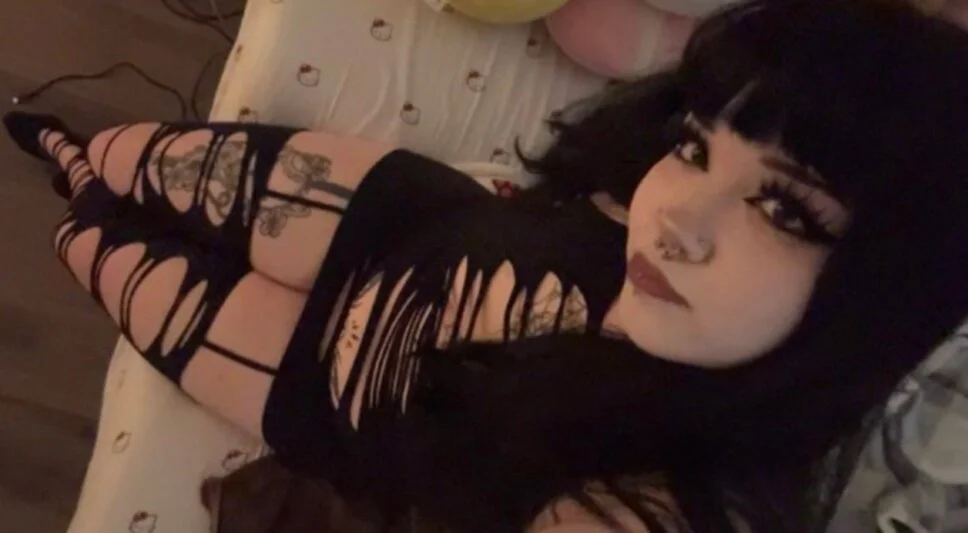 Curvy Goth image 14