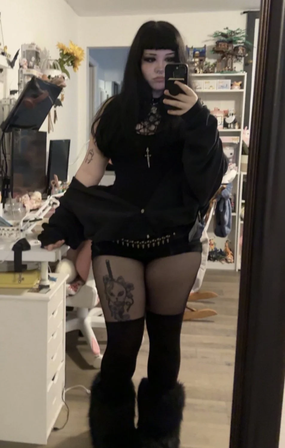 Curvy Goth image 17