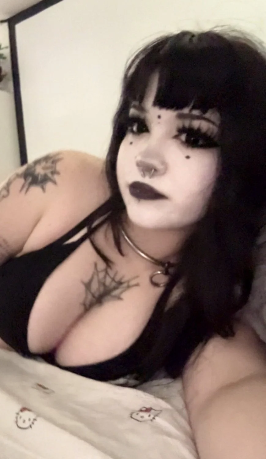 Curvy Goth image 19