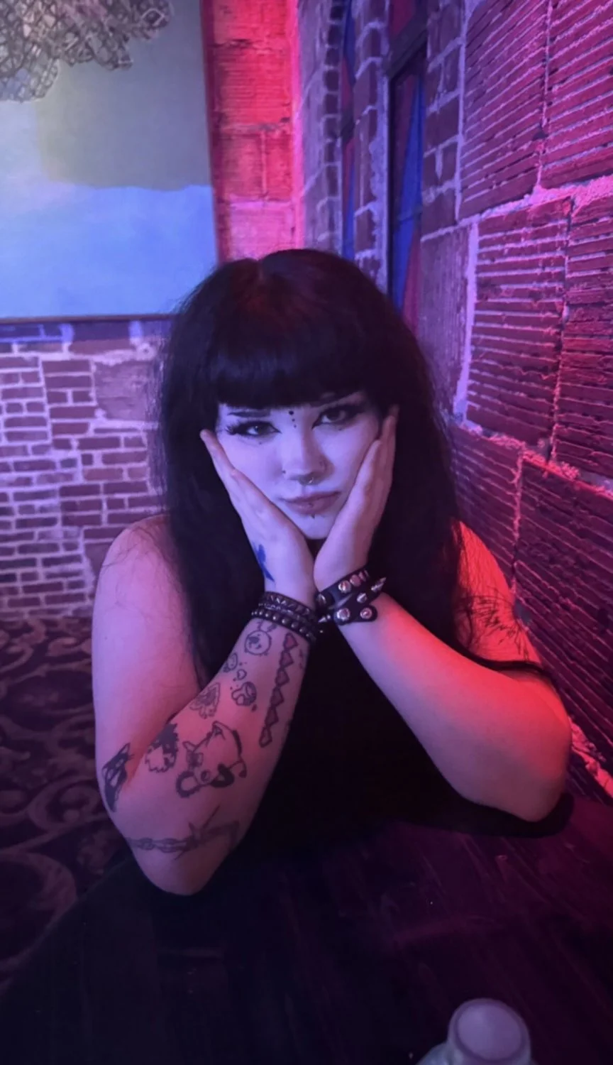 Curvy Goth image 20