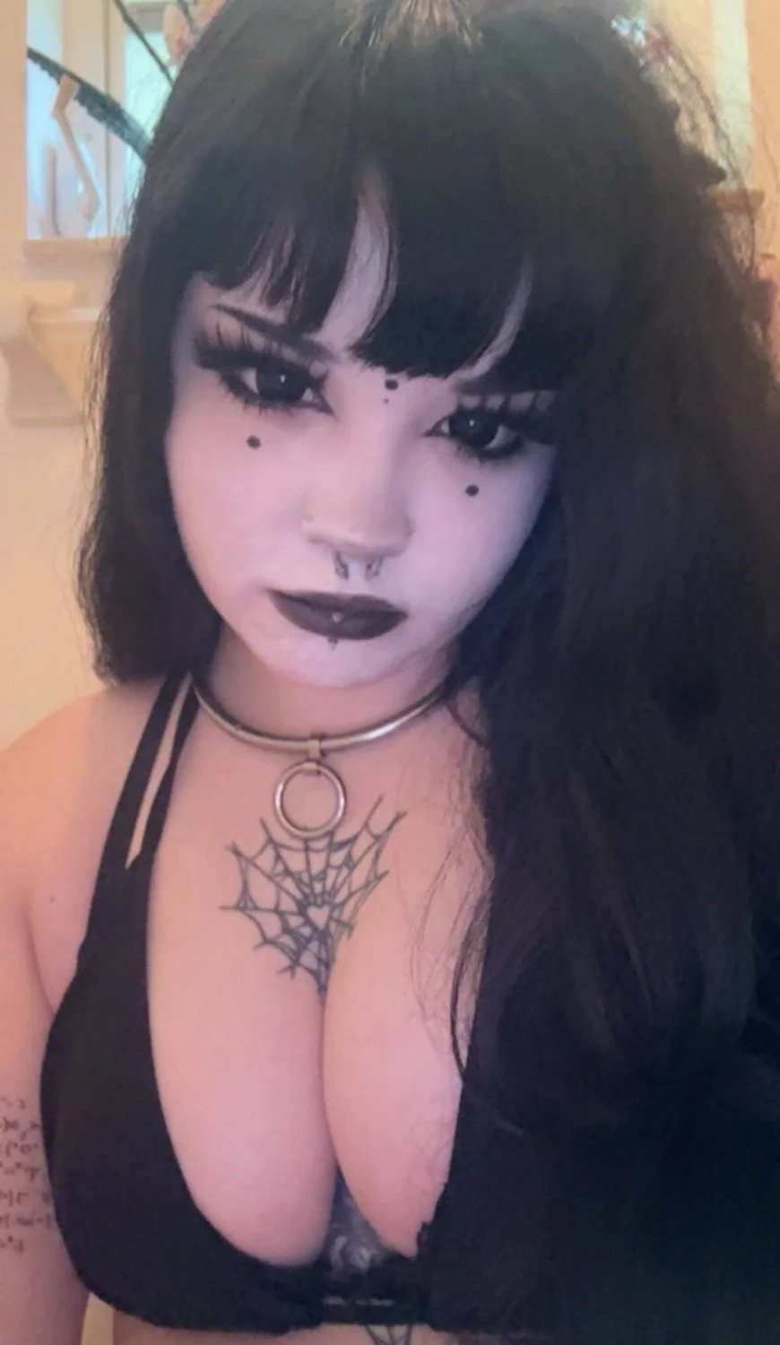 Curvy Goth image 6