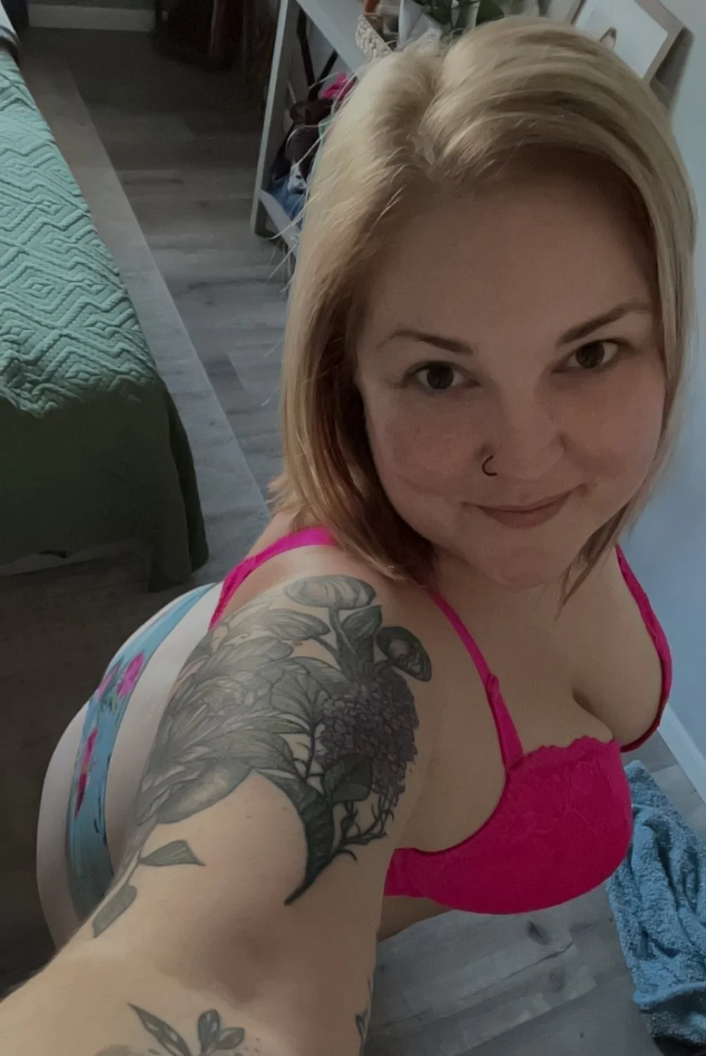Divorced woman just wanting attention. Comment things to her. She will be reading them. image 20