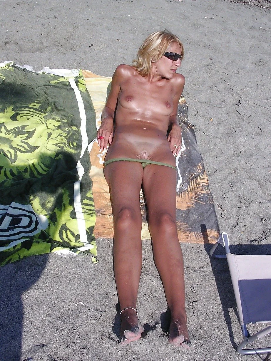 Camille, Blond, Exhibi Beach South of France image 3