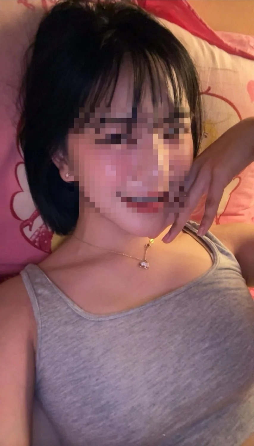 girl beautiful expose main image