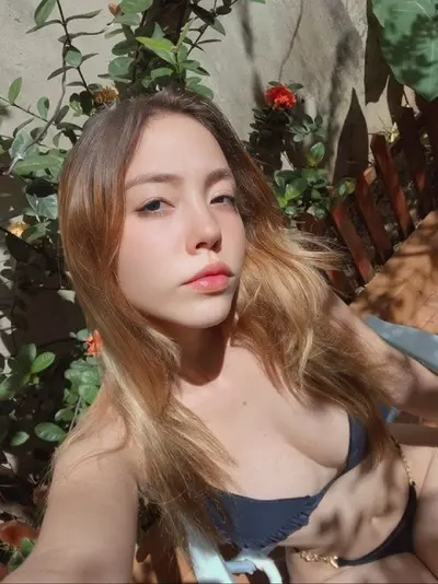 Loira novinha gata vazou! putinha mandou varios nudes pro ficante e foi vazada brincando com a bucet cover image