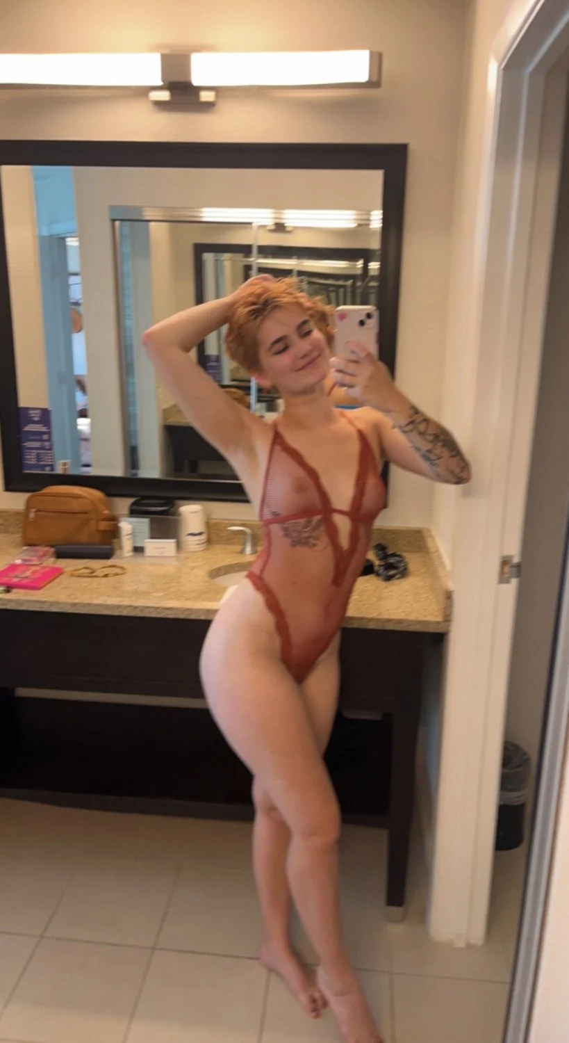 feminista branquinha tatuada muito gata e gostosa image 14