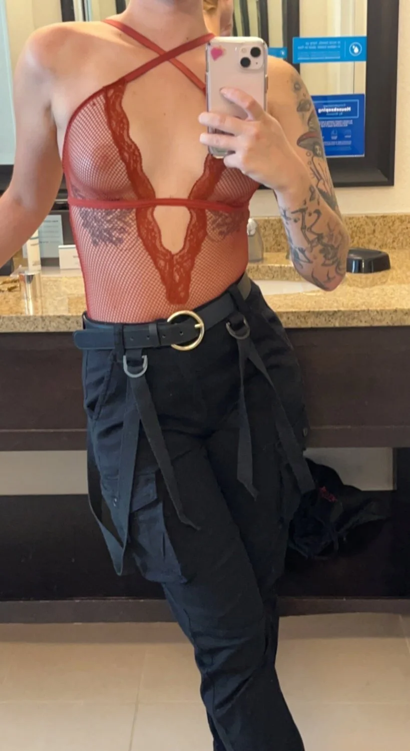 feminista branquinha tatuada muito gata e gostosa image 17