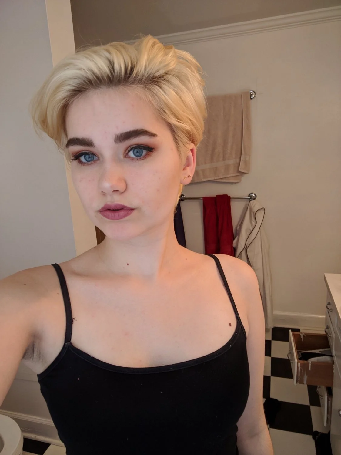 feminista branquinha tatuada muito gata e gostosa image 2