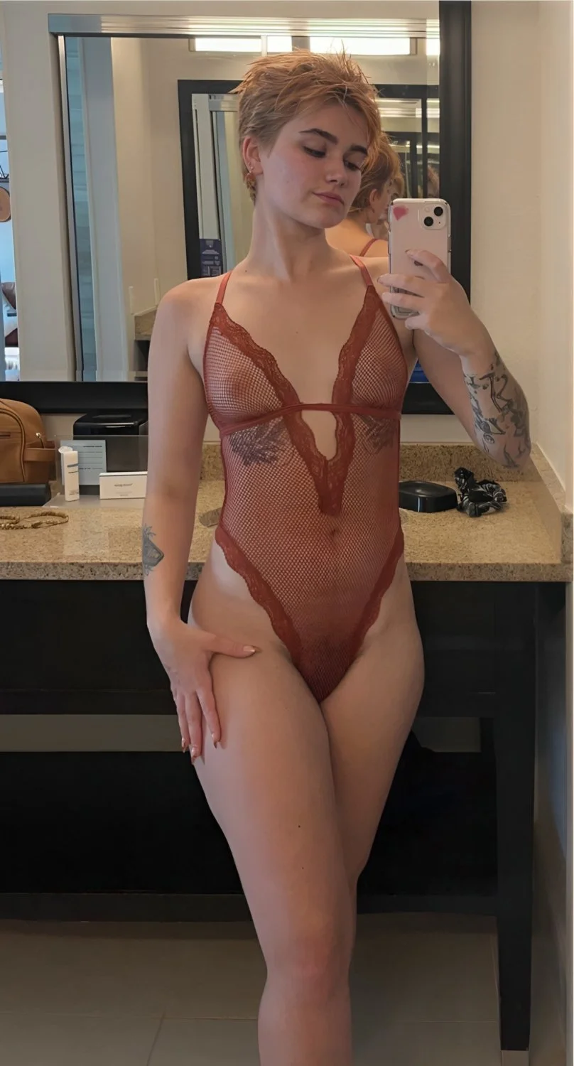 feminista branquinha tatuada muito gata e gostosa image 22