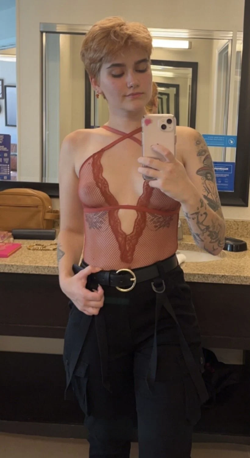 feminista branquinha tatuada muito gata e gostosa image 23
