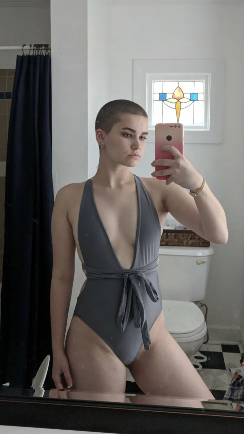 feminista branquinha tatuada muito gata e gostosa image 24