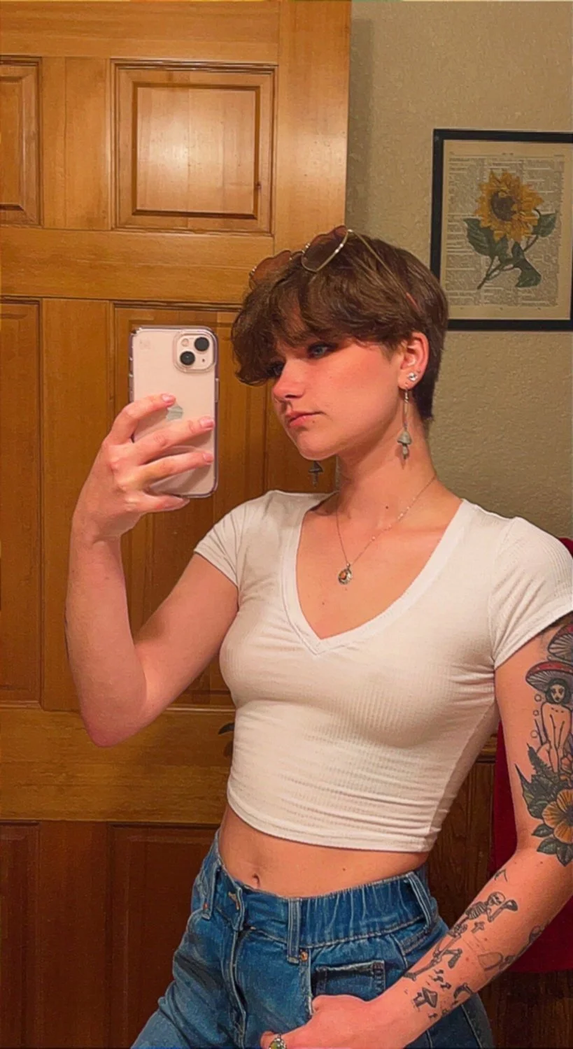 feminista branquinha tatuada muito gata e gostosa image 26