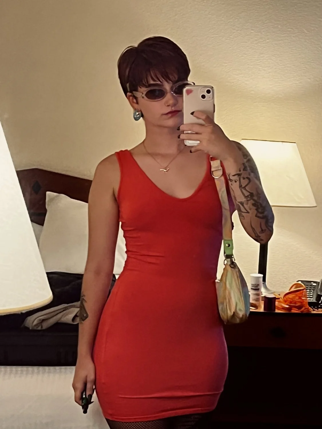 feminista branquinha tatuada muito gata e gostosa image 3