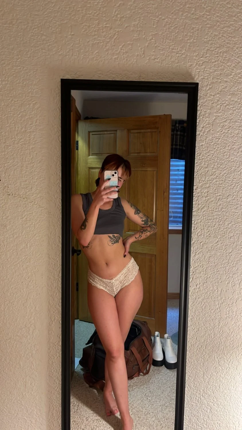 feminista branquinha tatuada muito gata e gostosa image 4