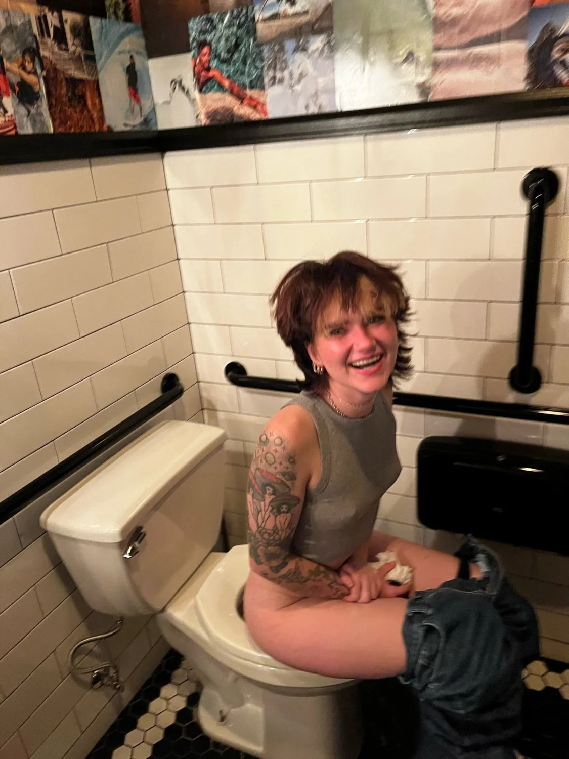 feminista branquinha tatuada muito gata e gostosa image 8