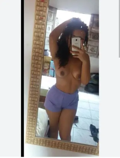 Karlinhah Santos é uma novinha que está começando a vender conteúdo. Será que tem futuro? cover image