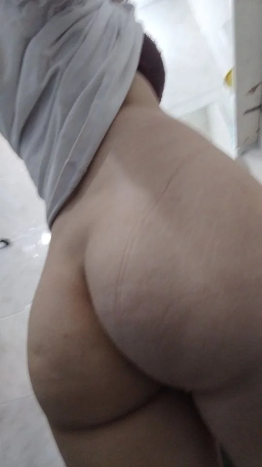 Branquinha dos peitos grandes vazada mostrando a buceta com a calcinha de ladinho image 2