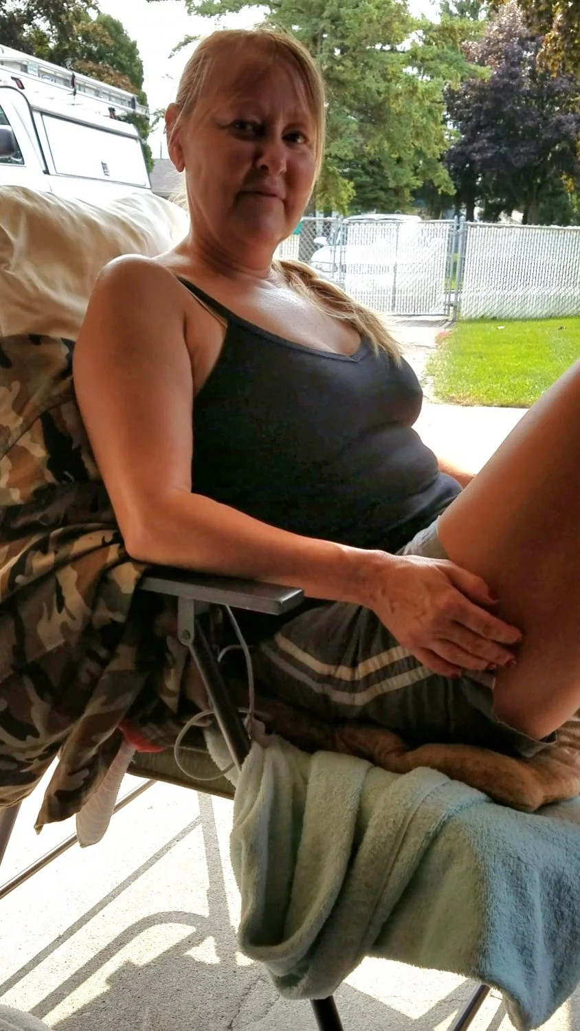 Always willing to lift up her shirt main image
