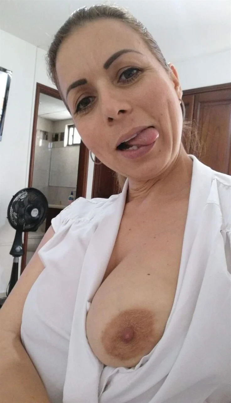 Milf venezolana que se parte sola image 10
