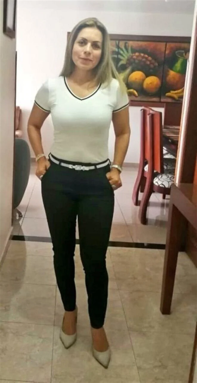 Milf venezolana que se parte sola image 2