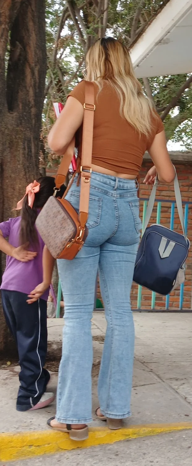 Voyeur Reyna Hermosa putimami jeans image 2