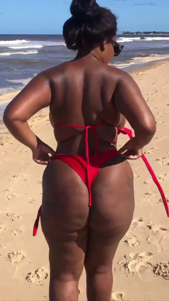 Brazilian MILF gets naked at public beach 😍 main image