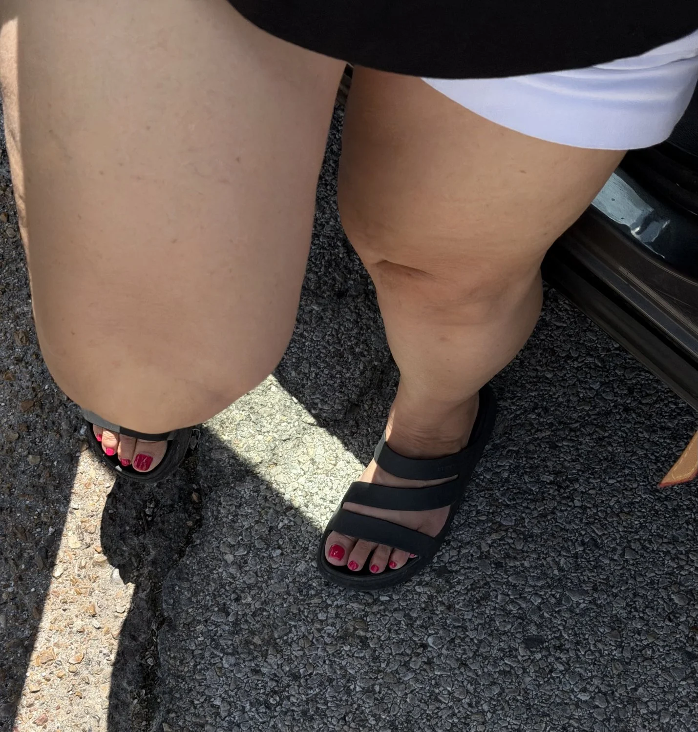 Milfs feet in sandals image 3