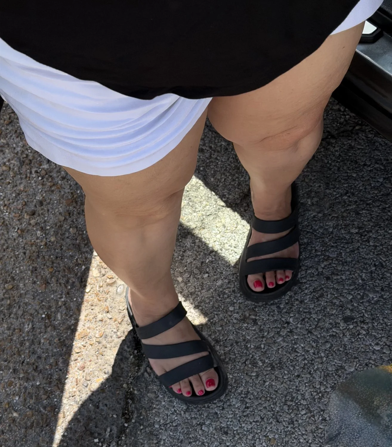 Milfs feet in sandals image 5