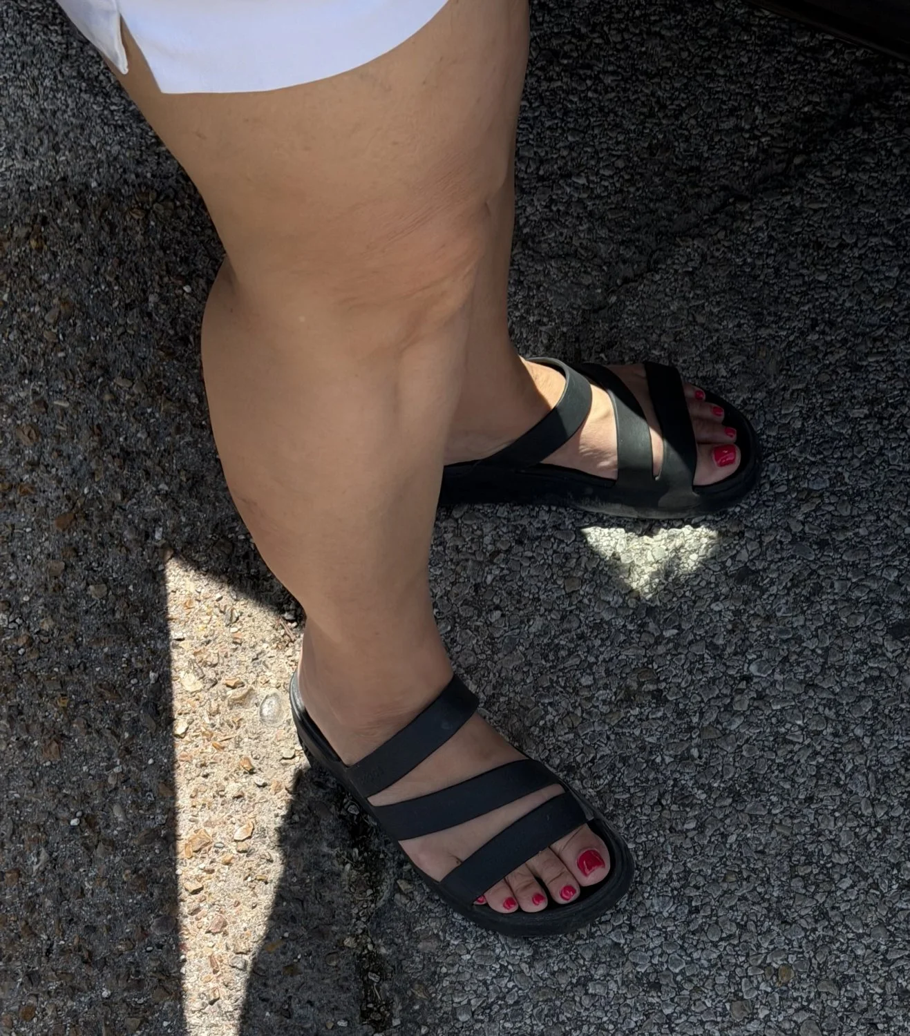 Milfs feet in sandals image 6